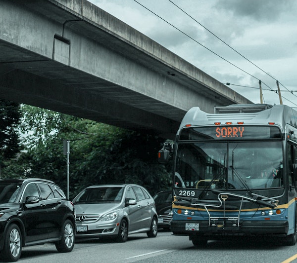 présenter ses excuses en anglais : bus avec écrit sorry