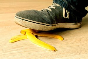 une personne qui s'apprête à marcher sur une peau de banane 