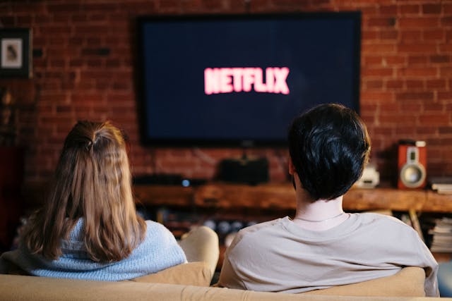Une femme et un homme regardent la télévision
